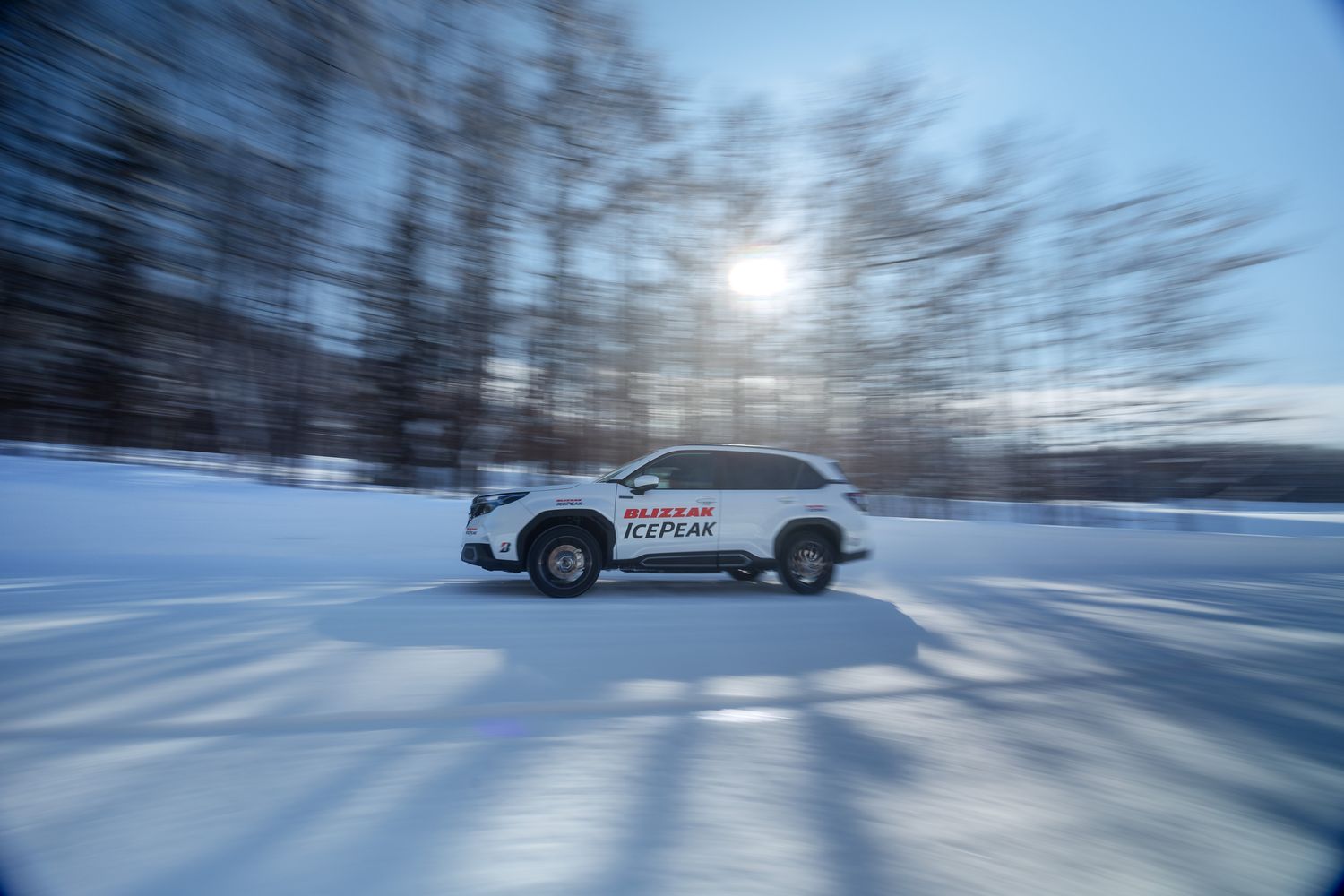 雪上コースを走るブリザック アイスピーク装着車