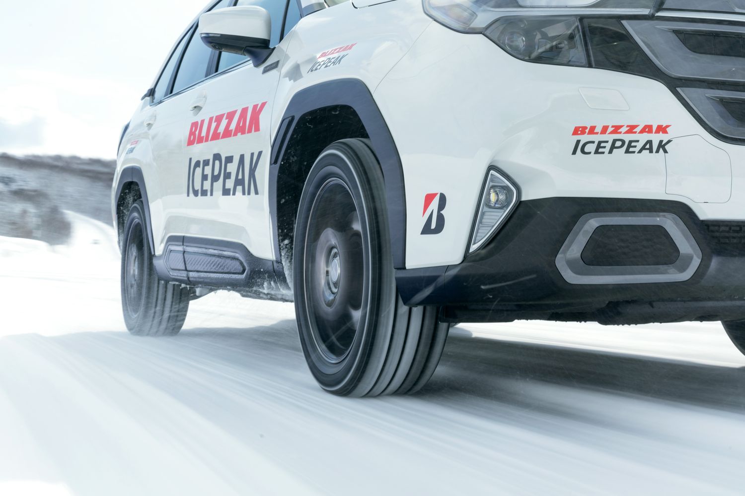 雪道を走るブリザック アイスピーク装着車の足元