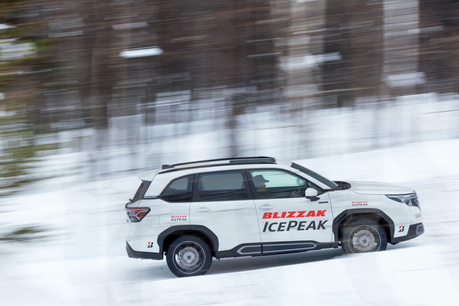 雪煙を上げて走るブリザック アイスピークのテスト車両