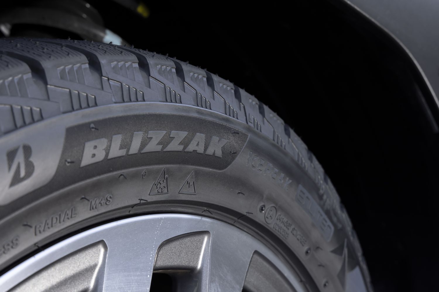 サイドウォールのBLIZZAKロゴ