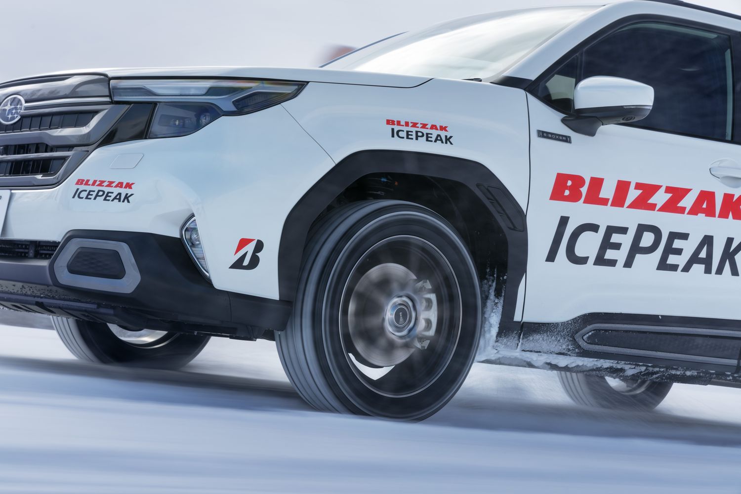 雪上を走るブリザック アイスピークのテスト車両