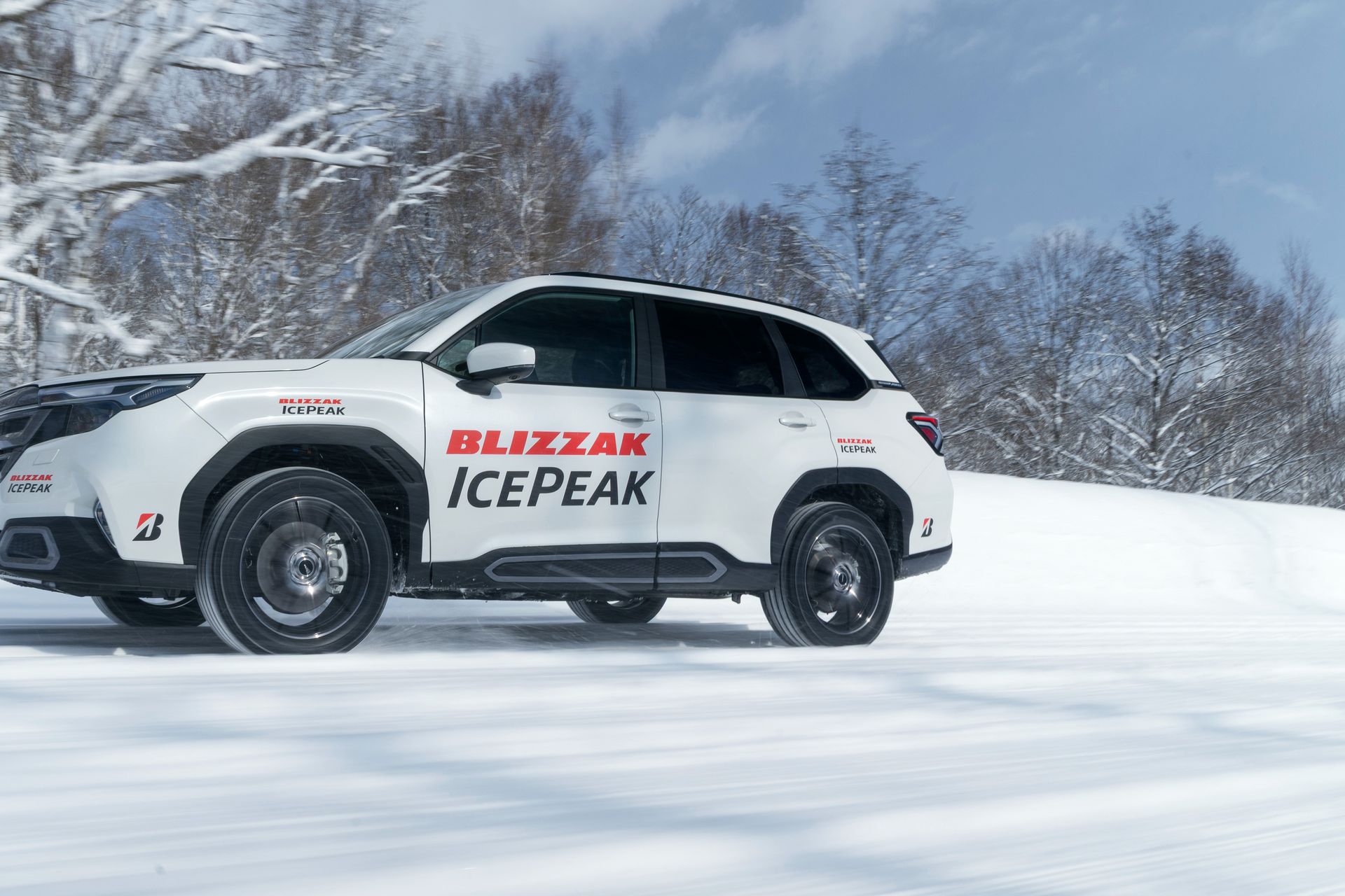 雪道を走るブリザック アイスピーク装着車
