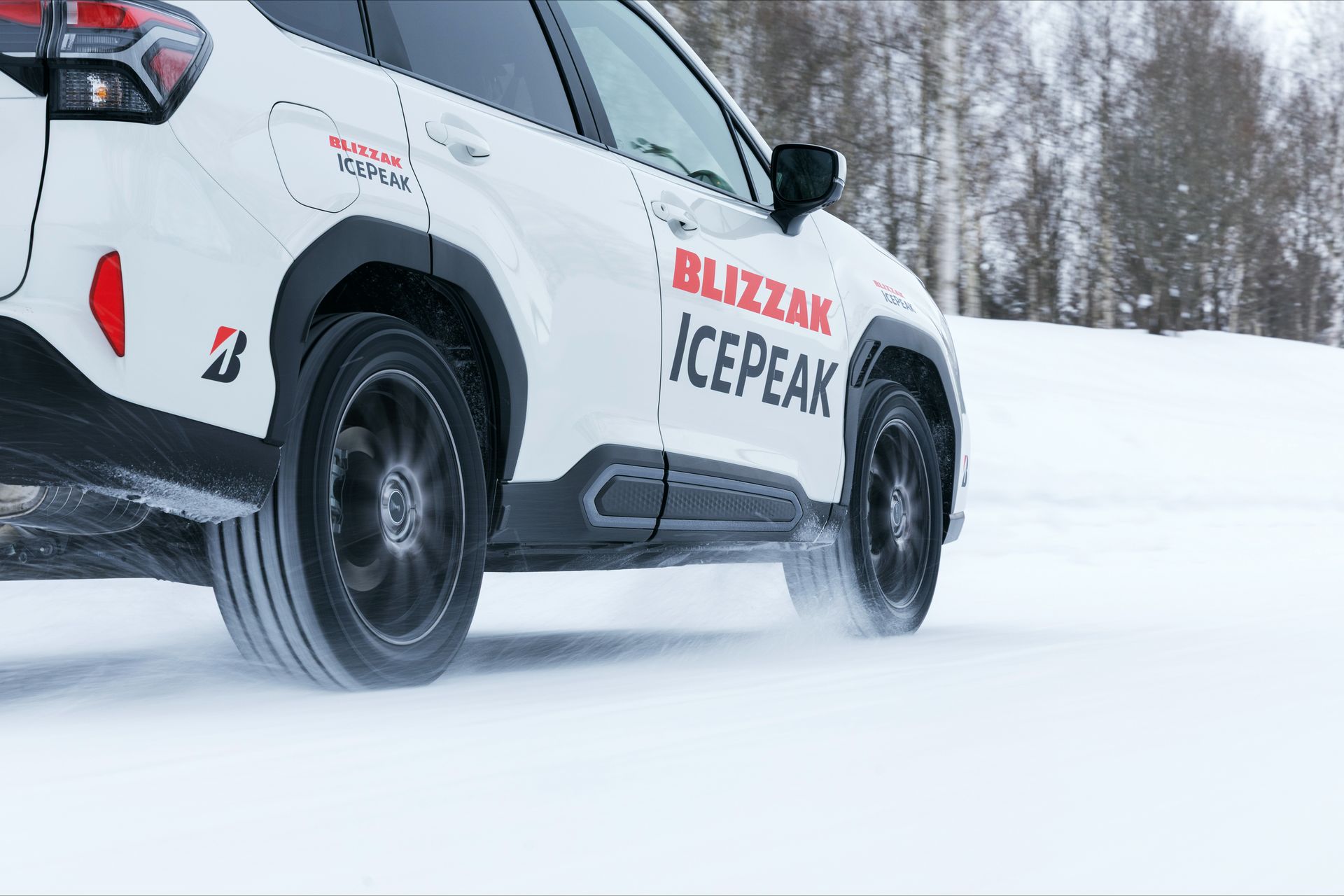 雪上を走るブリザック アイスピーク装着車の後ろ姿