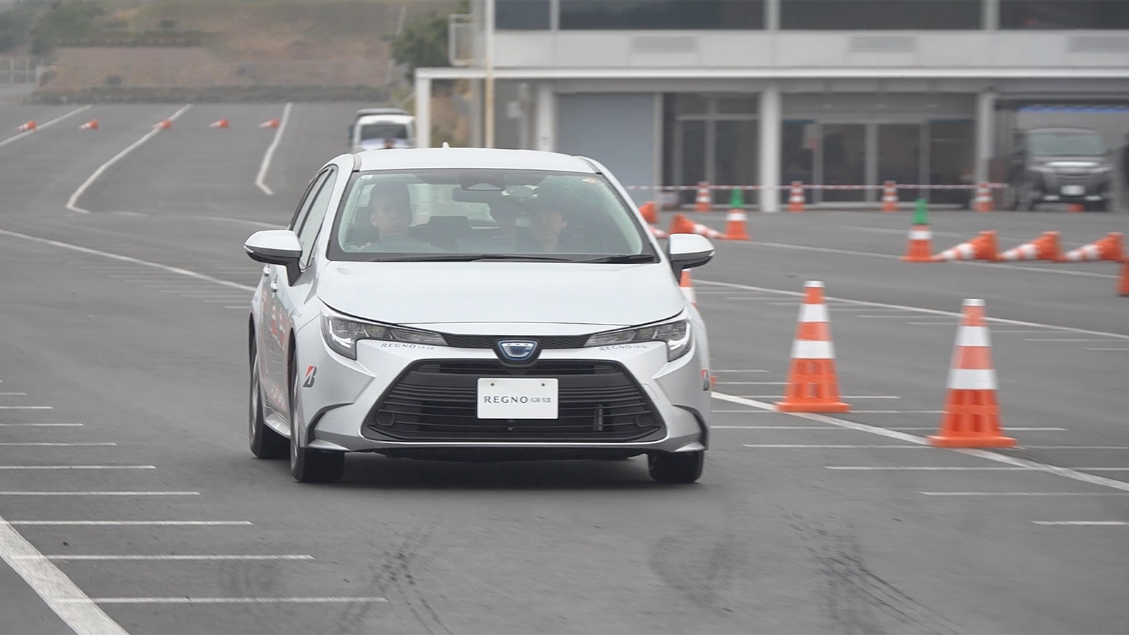 駐車場内比較で実感した「走り出し」と「段差のいなし」